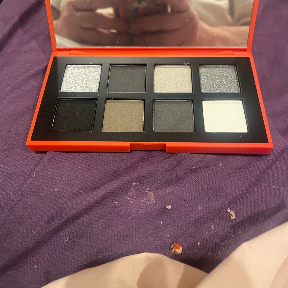 Hung  Vanngo Vibrant Eyeshadow Palette - Red